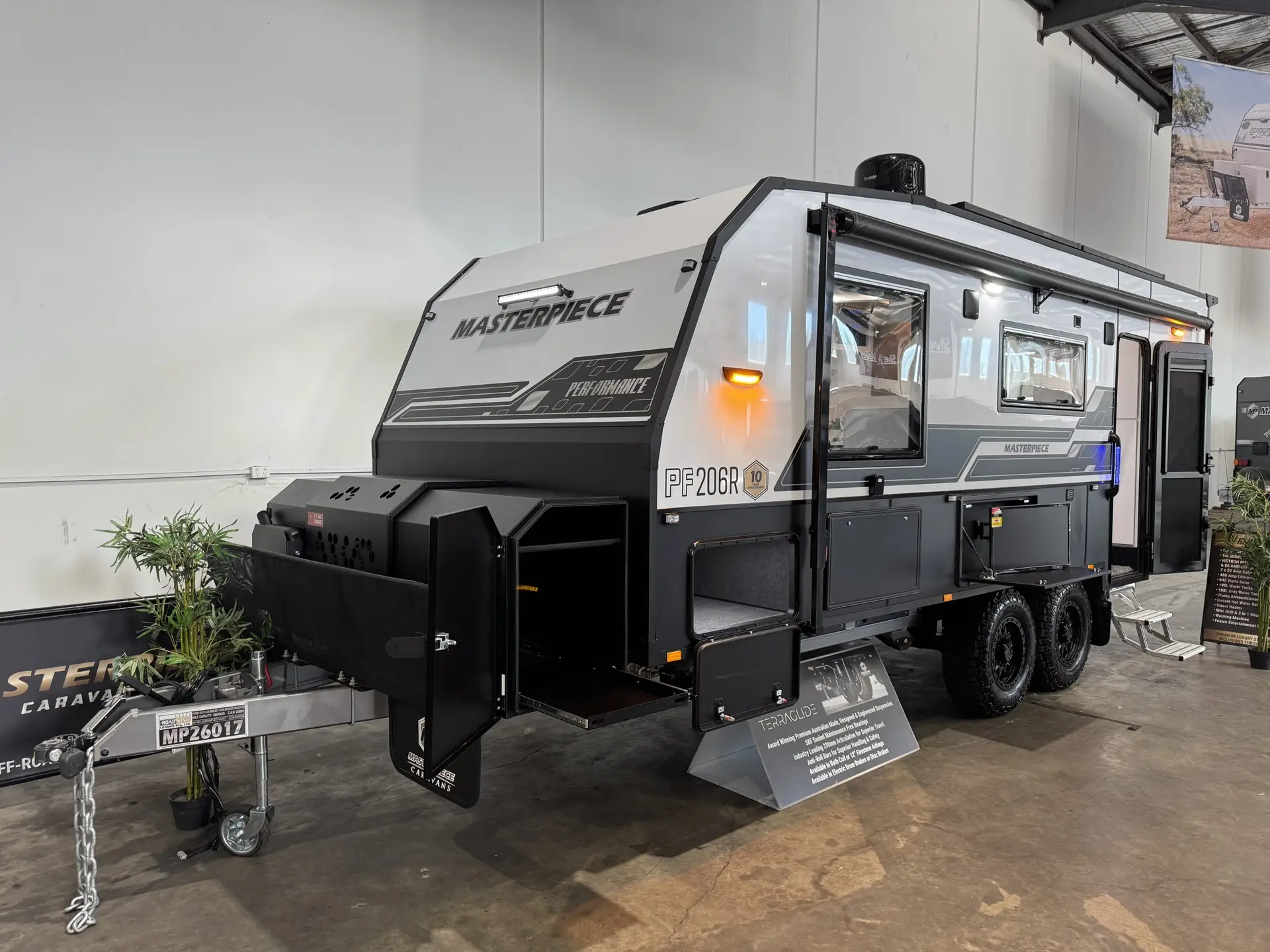 MASTERPIECE PERFORMANCE 20’6 REAR DOOR CLUB LOUNGE TERRAGLIDE AIRBAG SUSPENSION