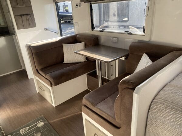  Motorhomes and Camper Trailers