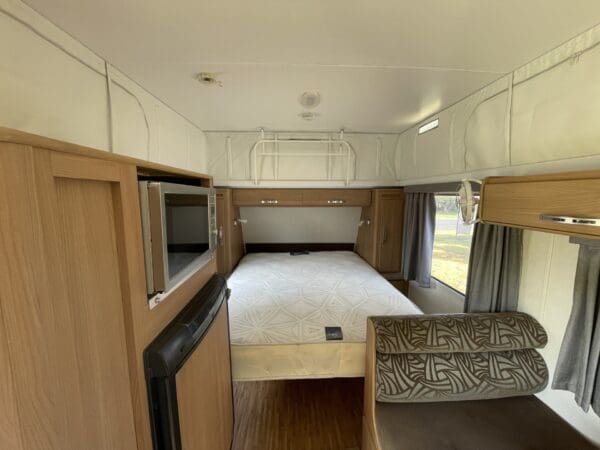  Motorhomes and Camper Trailers
