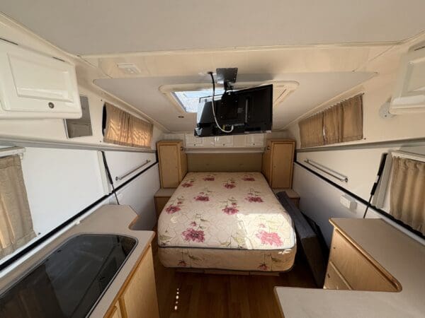  Motorhomes and Camper Trailers