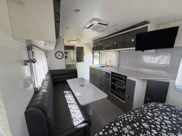  Motorhomes and Camper Trailers