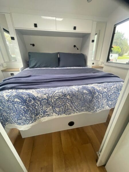  A NICE LITTLE FRIDGE DRAWER AT THE ENTRANCE