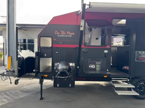 On The Move Caravans TRAXX OFF ROAD 17' CENTRE DOOR - Caravans