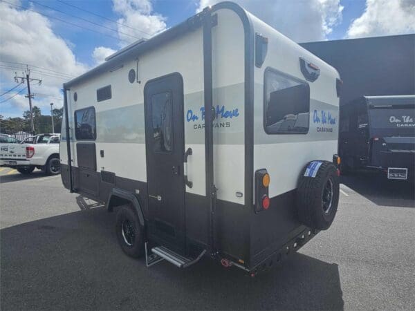 Motorhomes and Camper Trailers