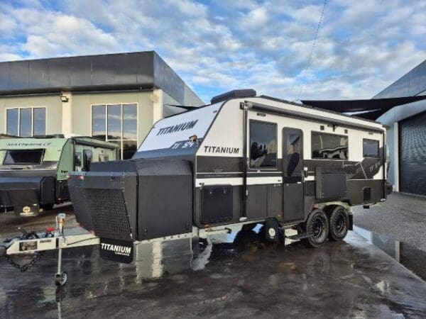 TITANIUM S4 21FD 21' CLUB LARGE ENSUITE - Caravans