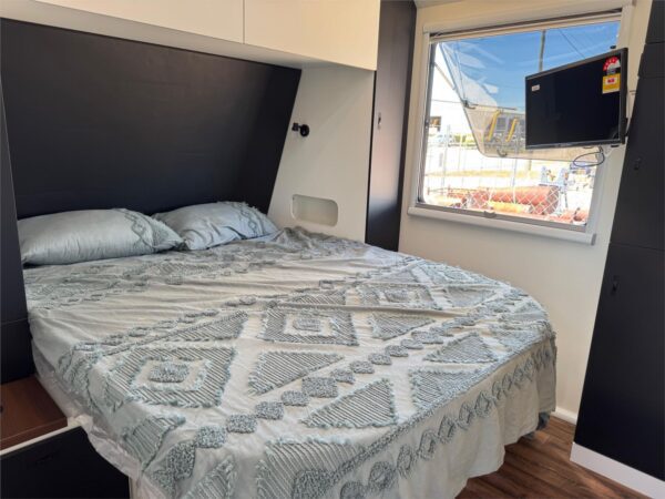  with a seperate shower and toilet. There is a washing machine